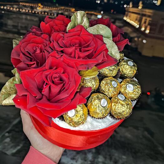 Розы в коробке с конфетами