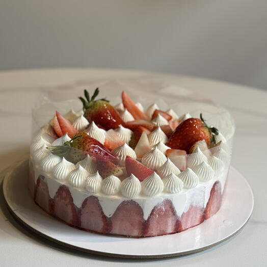 Strawberry gateaux