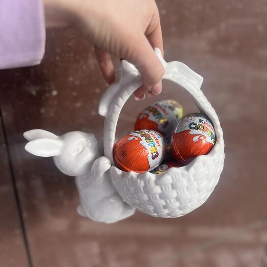 Корзинка с яйцами
