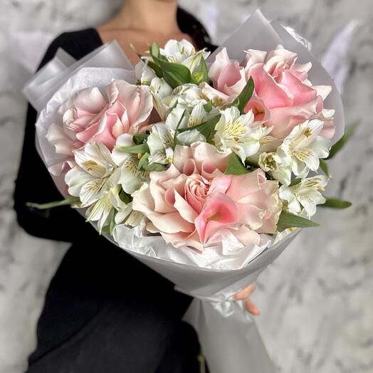 Воздушный букет из белых альстромерий и французских роз 💕