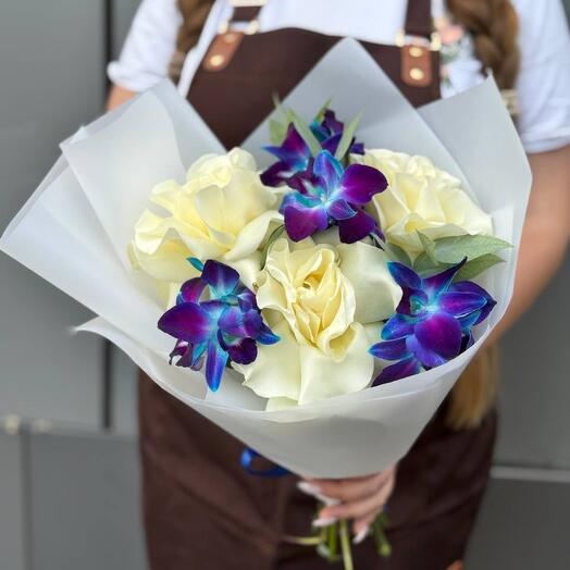 Букет с французскими розами и орхидей космос