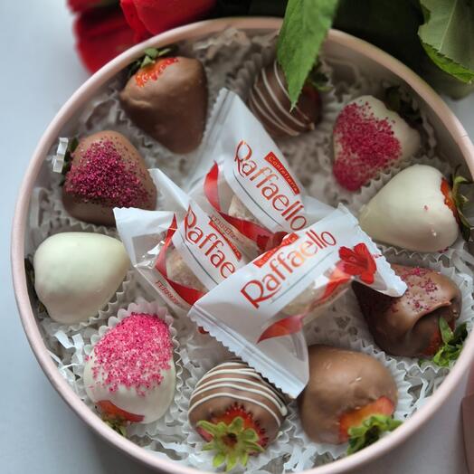 Клубника в шоколаде с конфетами "Рафаэлло" "Любимой мамочке" - 2