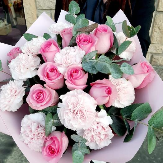Ramo con rosas, Dianthus y eucalipto "con ternura"