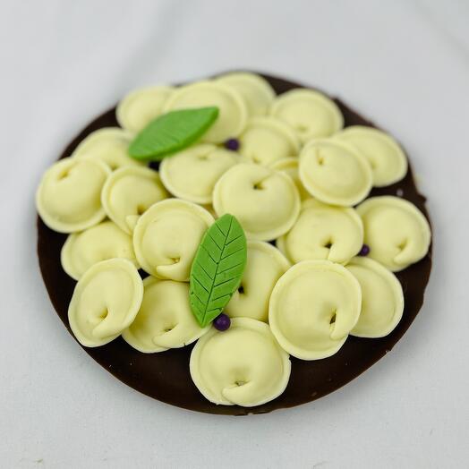 Пельмені з шоколаду зі смаженим мигдалем на їстівній тарілці (шоколад)