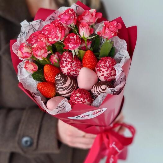 Букет из клубники в шоколаде с цветами «Роуз»