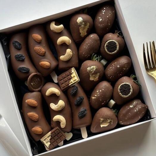 Клубника ,банан и финик в шоколаде