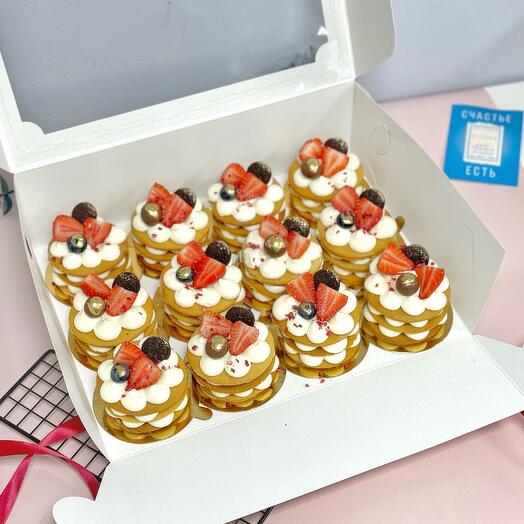 Пирожное Медовик с клубникой, голубикой 12 шт