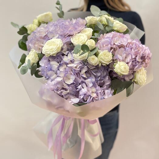 Ramo de autor de rosas arbustivas, eucaliptos y hortensias 🤍 ☘ ️