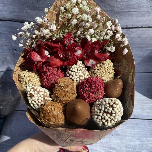 Клубника в шоколаде с альстромериями