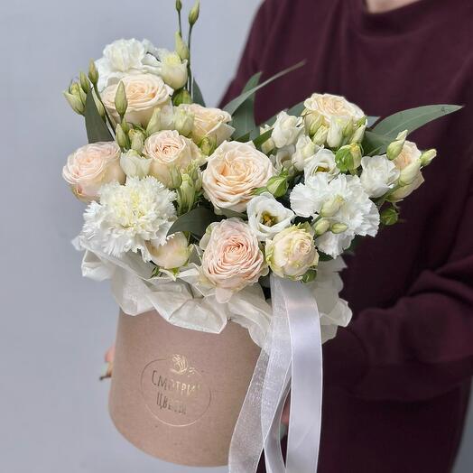 Пионовидные кустовые розы с эустомой и диантусами