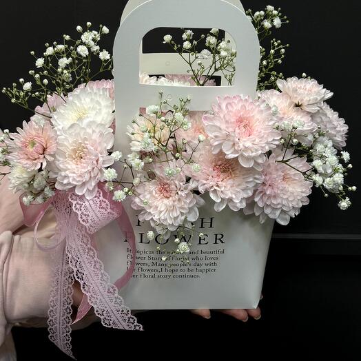 Композиция из хризанемы в сумочке