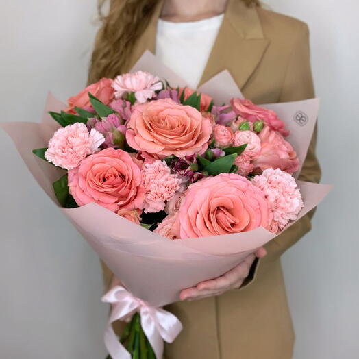 Букет из роз "Сага", кустовых роз "Мадам Бомбастик", розовых гвоздик и ярко-розовых альстромерий