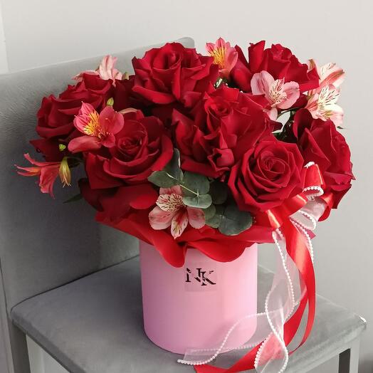 Композиция из алых роз и альстромерий в коробке