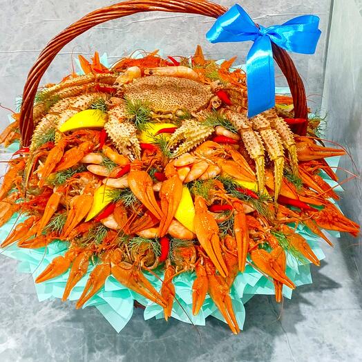 Корзина с раками, креветками и крабом