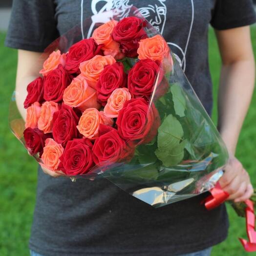 Un ramo de 21 rosas de mezcla