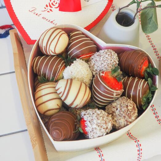 Сердце с клубникой в белом и молочном шоколаде