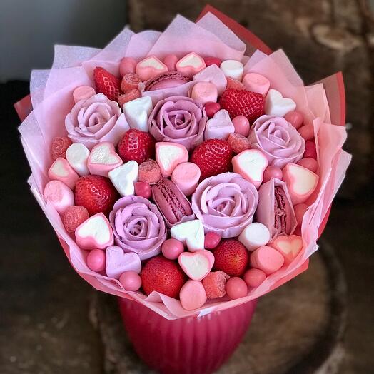 Клубника и зефирные розы