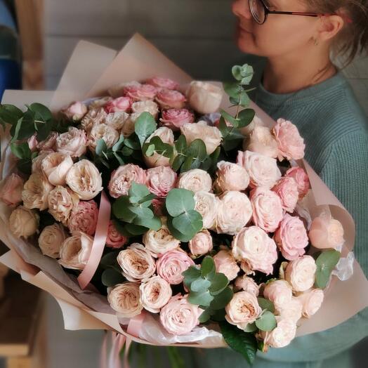 Дуэт 21 кустовой розы с эвкалиптом