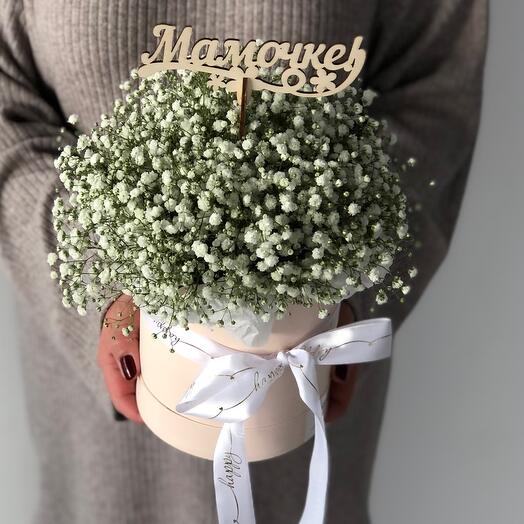 Белая гипсофила в коробке для мамы