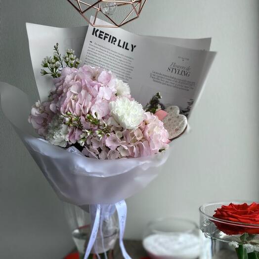 Букет из нежной гортензии и дитантусами