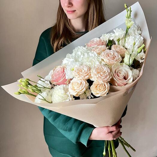 Светлый букет с гортензией, розами и эустомой