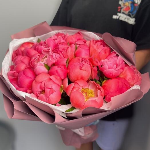 Букет из коралловых пионов