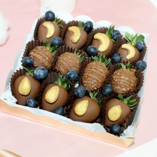 Strawberries in chocolate "Night (12pcs)