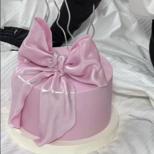 Торт с розовым бантом