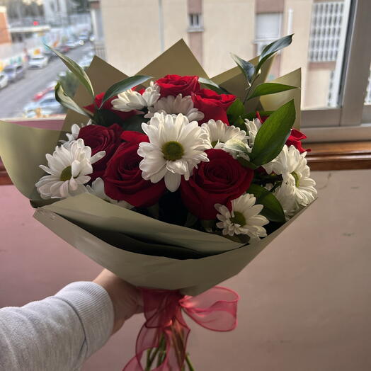 Bouquet de rosas y margaritas