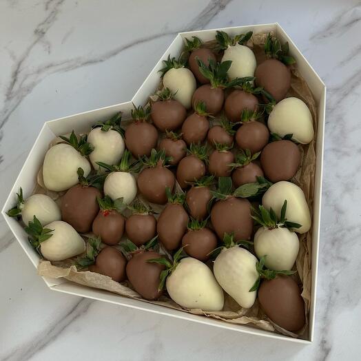 Клубника в белом и молочном шоколаде сердце