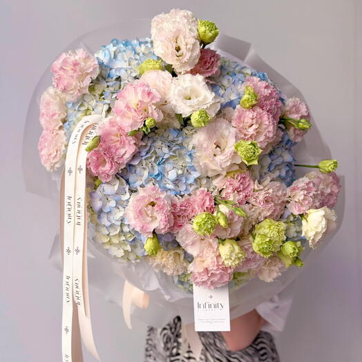 Flower bouquet "Horizon" with hydrangea and lisianthus