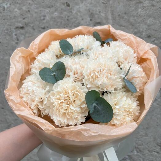 Букет из 11  диантусов и эвкалипта " Персиковый шик