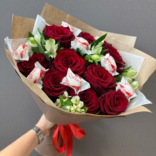 Букет красных роз, букет с конфетами в крафт бумаге, Цветочный город