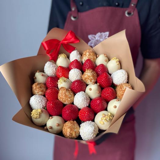 Bouquet of strawberries in white chocolate Klubnika Bar 36 berries gift