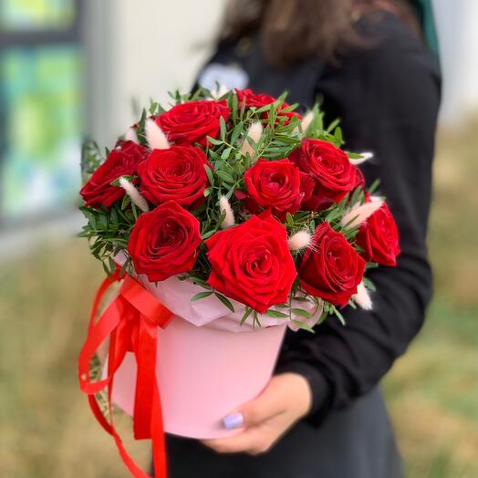 Композиция из классических красных роз в шляпной коробке 🌹