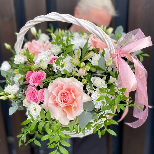 Корзина цветов сборная нежных тонов