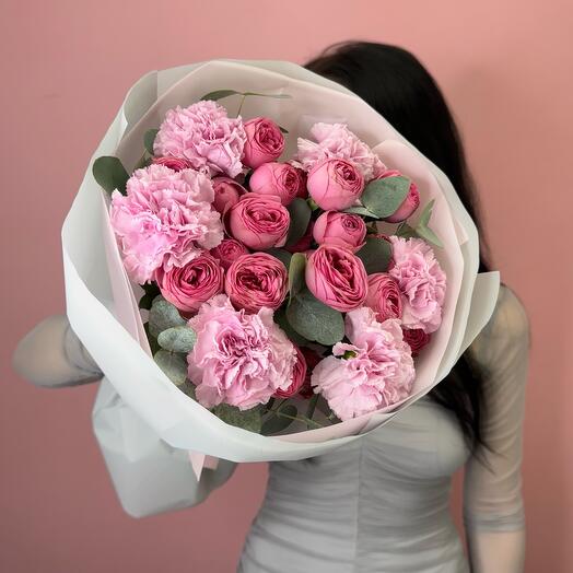 Ramo de rosas de peonía arbustiva y Dianthus