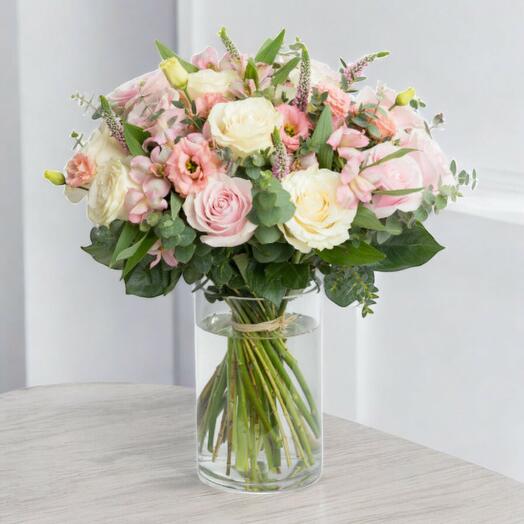 Bouquet de Rosas Blancas y Rosadas con Lisianthus y Alstroemerias