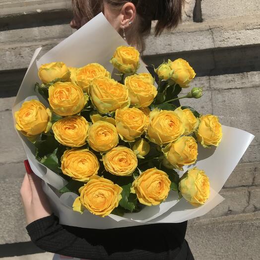 Яркий букет желтых пионовидных кустоых роз