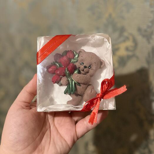 Шоколадный мишка с букетом люльпанов из Бельгийского шоколада Callebaut