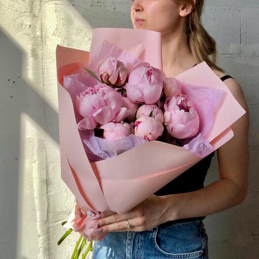 Букет из 9 нежных пионов