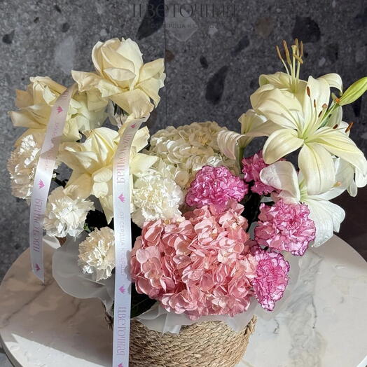 Нежная авторская корзина в оформлении лилии и роз