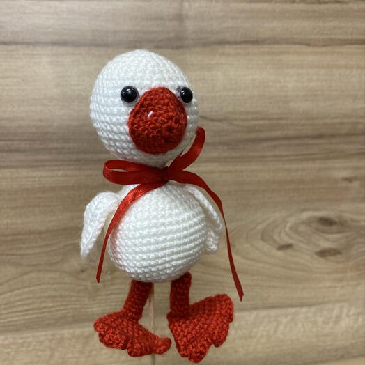 Игрушка ручной работы утенок