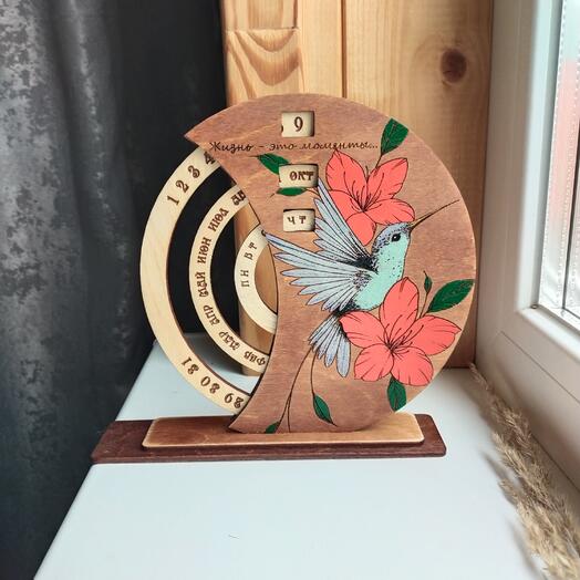 Вечный календарь из дерева с птицей