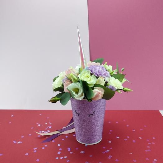 Маленький единорог в фиолетовом