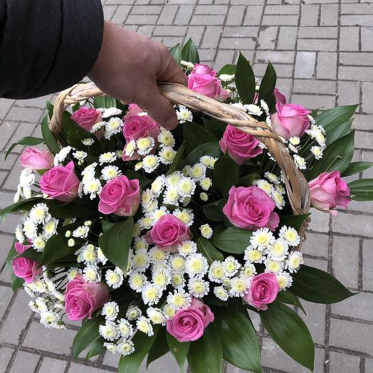 БУКЕТЫ ИЗ ЦВЕТОВ Корзина с хризантемами и розами " Первый снегопад", 30 см купит