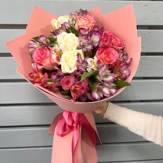 Ramo con rosas y alstroemeria