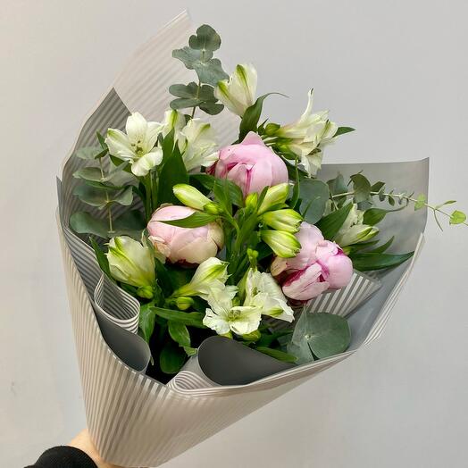 Ramo cumplido con peonías y alstroemeria