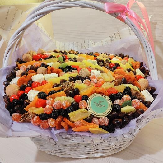 Корзина с сухофруктами и медом