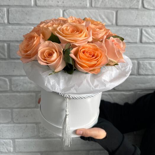 Персиковые розы  в коробке